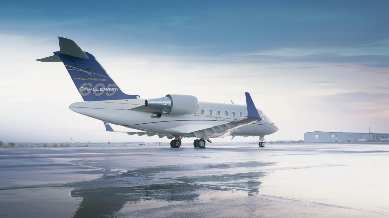 Challenger 605 en la pista de aterrizaje.