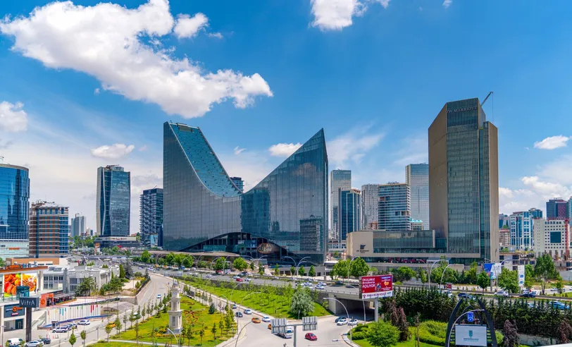 I moderni grattacieli del quartiere Söğütözü di Ankara, che mostrano il rapido sviluppo della città e il suo status di hub commerciale chiave in Turchia.