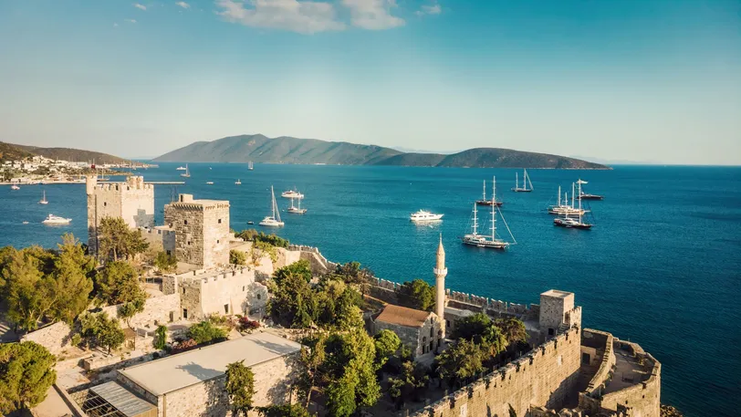 Lo splendido Castello di San Pietro si affaccia sulla vivace Bodrum Marina, piena di yacht di lusso e circondata dalle acque cristalline del Mar Egeo.