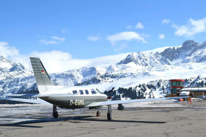 Un jet privato sull'asfalto dell'Altiporto di Courchevel, con le montagne innevate sullo sfondo. Questa splendida posizione è facilmente raggiungibile da Chambéry e offre un comodo accesso alle piste da sci di livello mondiale delle Alpi francesi.