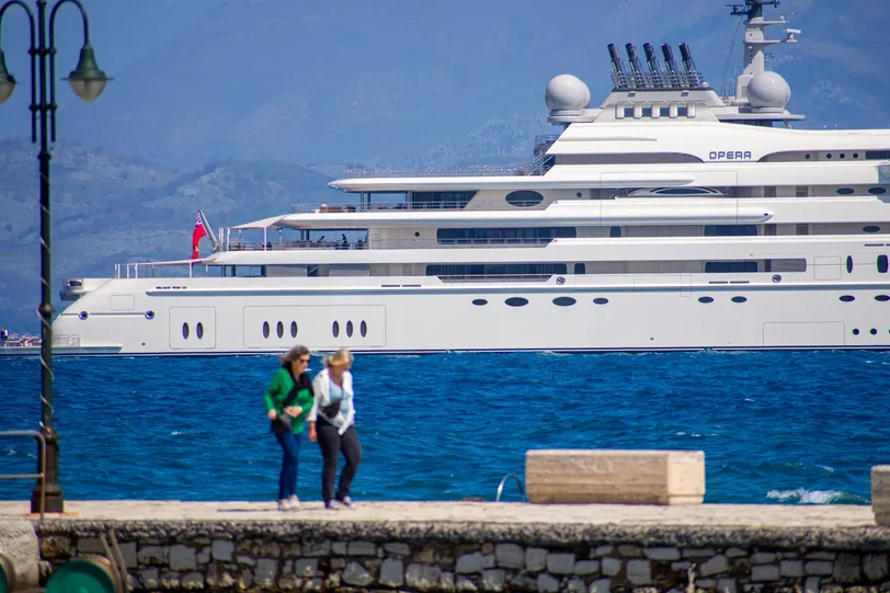Egy luxusjacht horgonyzott le Korfu partjainál, kiemelve a sziget előkelő utazási élményeit.