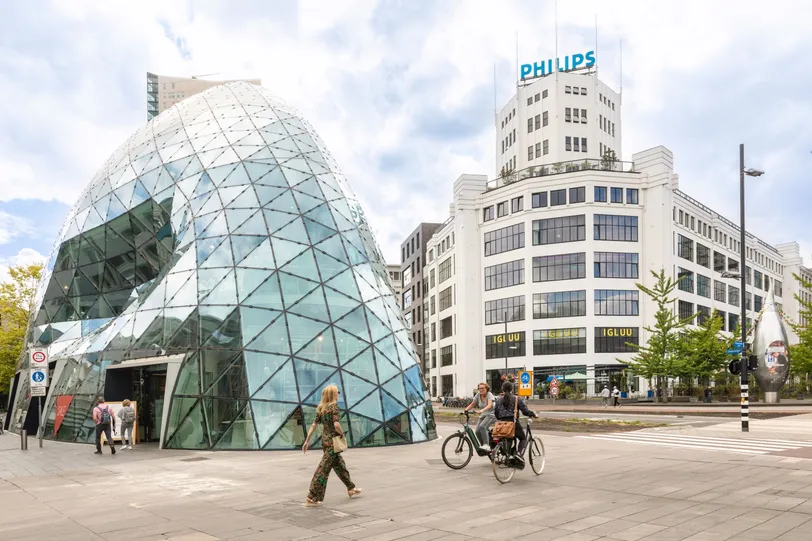 Nowoczesne cuda architektury Eindhoven, w tym kultowy budynek firmy Philips.
