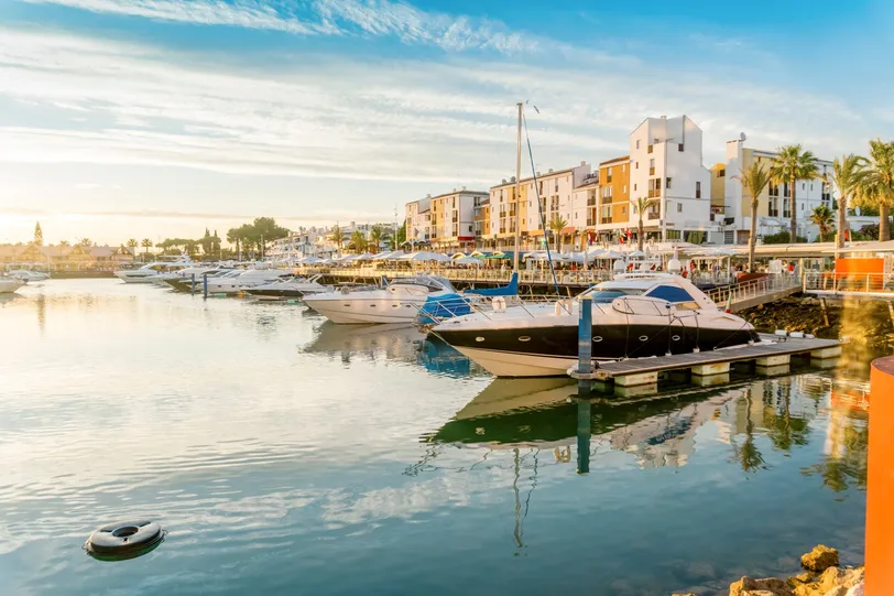 A fényűző Vilamoura Marina Algarve-ban, tele jachtokkal, előkelő éttermekkel és butikokkal körülvéve.