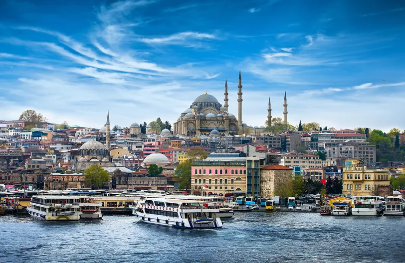 La vista mozzafiato dello skyline storico di Istanbul, con la maestosa Moschea di Solimano e il vivace Corno d'Oro.