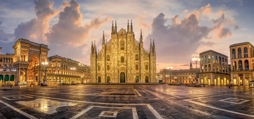 Az ikonikus milánói székesegyház (Duomo) hajnalban egy üres Piazza del Duomo-val.
