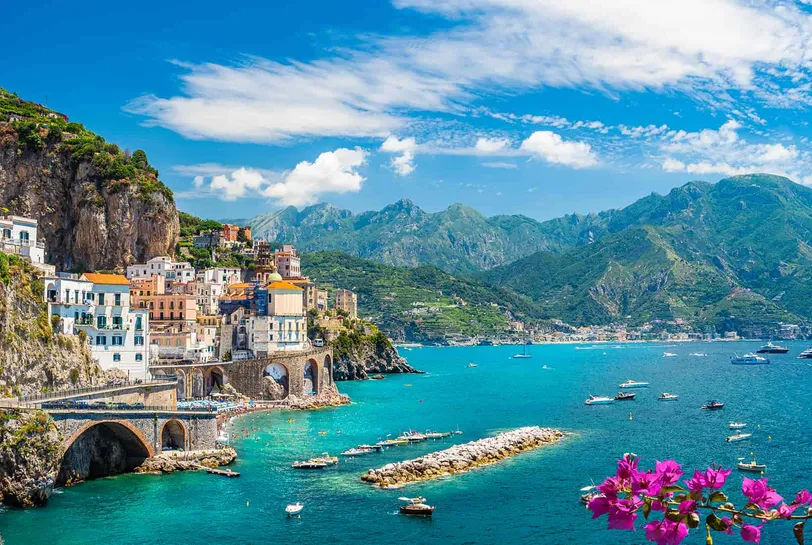 A festői Amalfi-part Nápoly közelében színes épületekkel és tiszta kék vízzel.