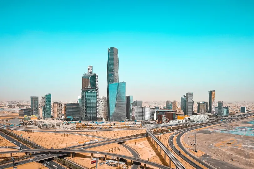 A szaúd-arábiai Rijád lenyűgöző látképe, amely modern felhőkarcolókat és kiterjedt városfejlesztést mutat be.