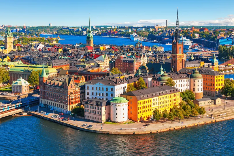 Stockholm színes városképe, kilátással a vízzel körülvett Gamla Stanra (Óváros).