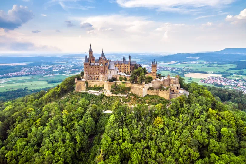 Il castello di Hohenzollern vicino a Stoccarda, arroccato su una lussureggiante collina verdeggiante.
