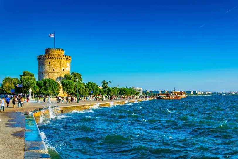 A történelmi Fehér torony Thesszalonikiben, a kultúrában és luxusélményekben gazdag város.