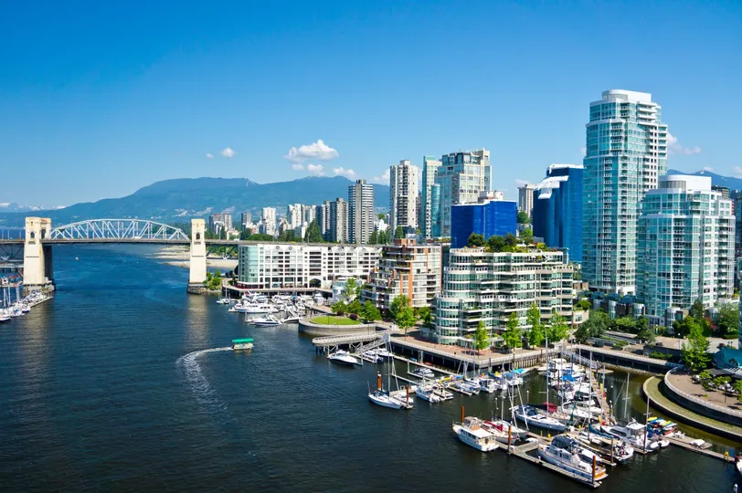 La marina de Vancouver, en Colombie-Britannique, au Canada, propose des yachts de luxe sur fond de gratte-ciel modernes et de vues panoramiques sur les montagnes.
