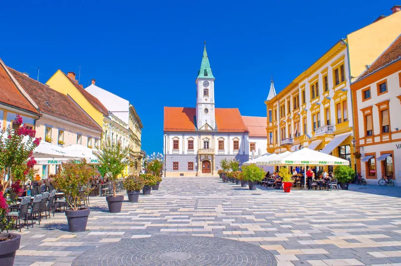 A horvátországi Varasdon található Tomislav király tér bájos történelmi építészettel és nyüzsgő utcai élettel, elragadó célpont a magánjáratok számára.