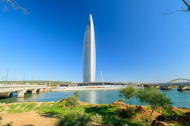 La impresionante Torre Mohammed VI en Rabat, Marruecos, erguida contra un cielo azul claro.