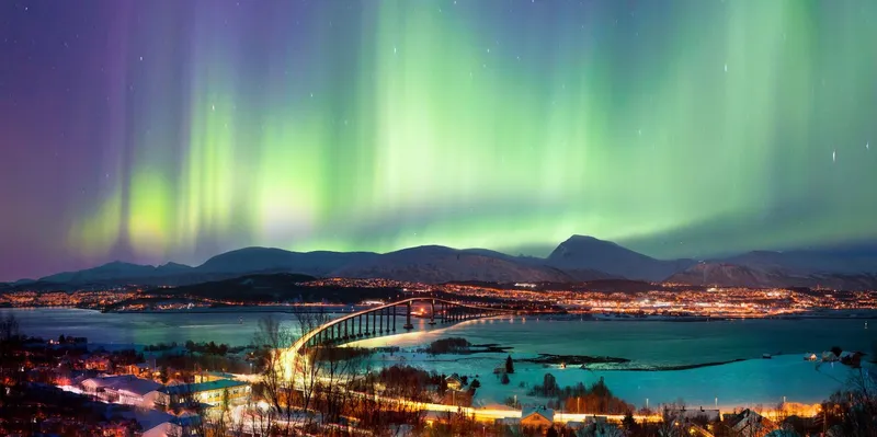 Nordlichter über einer Brücke in Norwegen