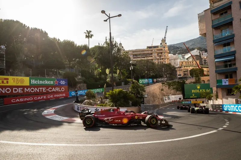 Charles Leclerc con la Ferrari F1 al GP di Monaco