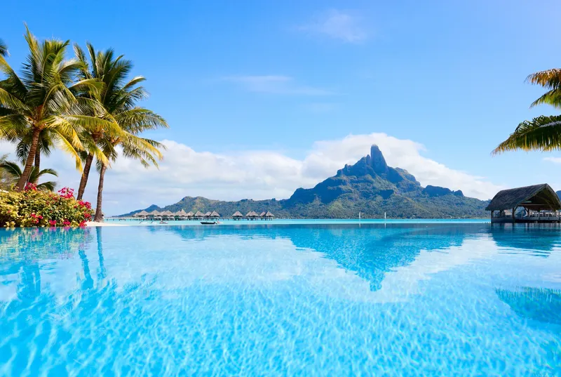 Vista de las aguas cristalinas en una isla de la Polinesia