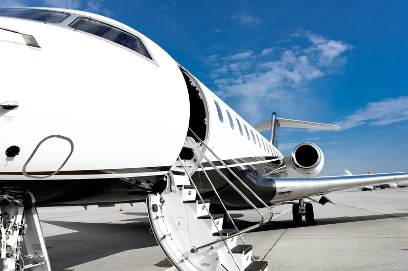 Jet privé prêt au décollage sur une piste d'aéroport.