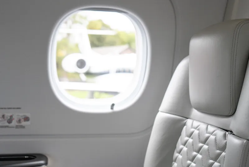 das Fenster eines Privatjets
