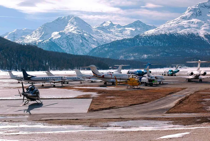 Vista del aeropuerto de Samedan con jets privados y un helicóptero