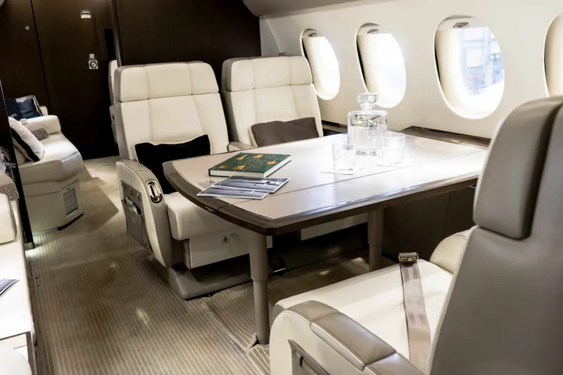 interni di un Falcon 7x