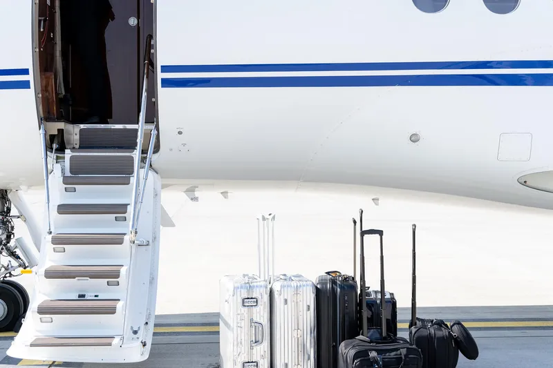 Bagages à côté d'un jet privé