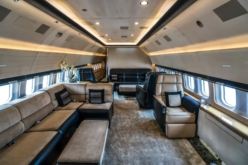 cabina de un Boeing business jet