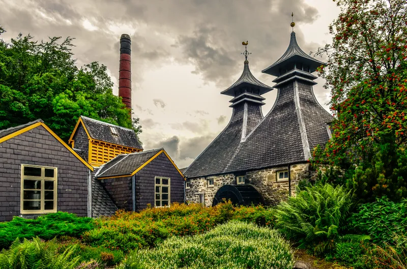 la distillerie Home of Chivas nichée dans un écrin de verdure