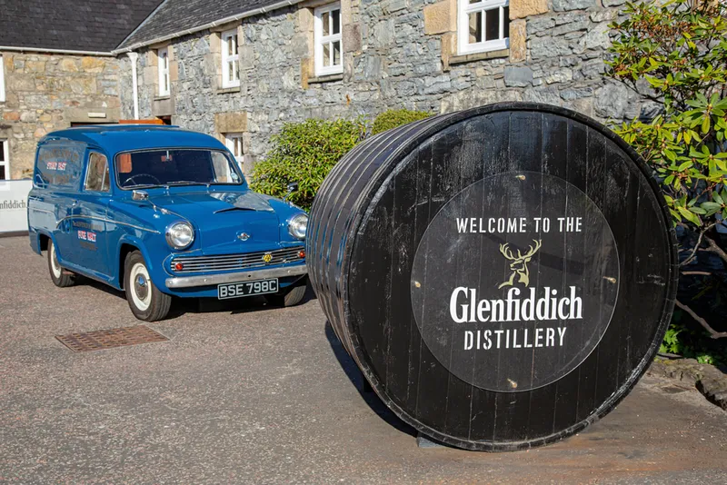 l'entrée de la distillerie Glenfiddich avec sa voiture