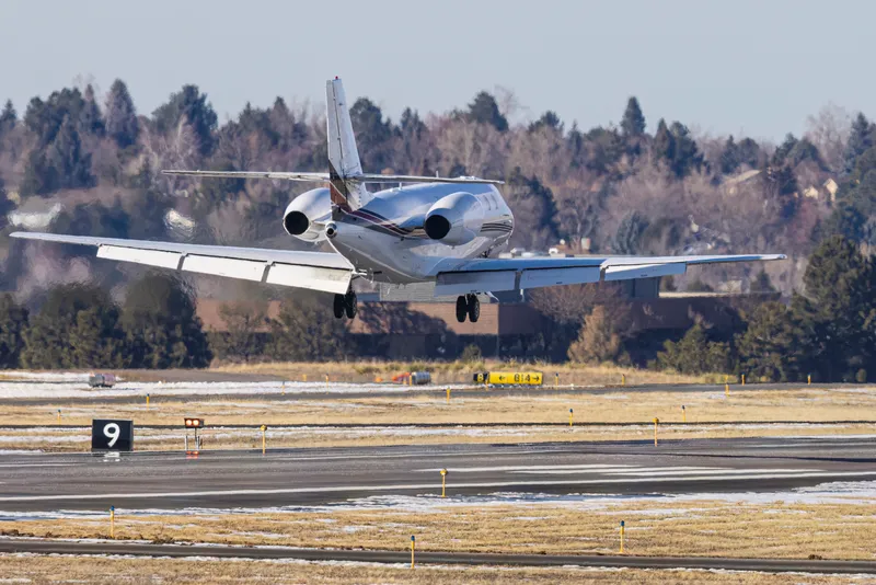 avión a punto de despegar