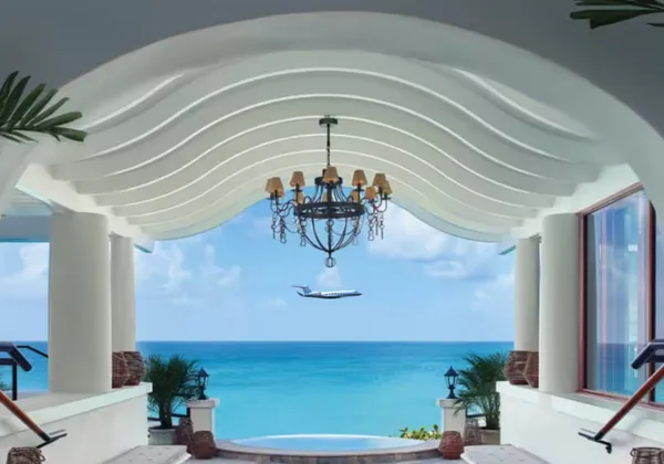 Luksusowy ośrodek La Samanna z tarasem i białymi budynkami z widokiem na Morze Karaibskie