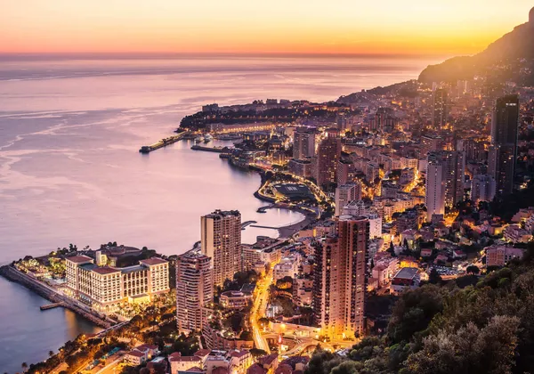 Widok na Lazurowe Wybrzeże o zmierzchu z oświetlonym krajobrazem i linią brzegową stykającą się z morzem