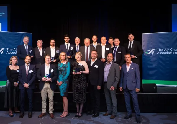 Grupa laureatów nagród Air Charter Association pozuje z trofeami