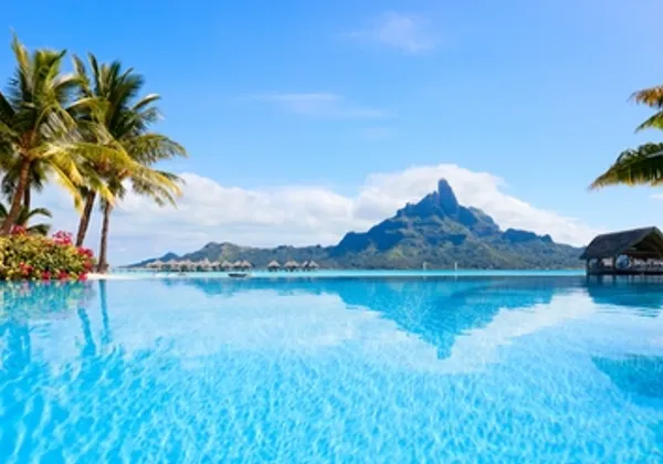 Basen bez krawędzi z widokiem na lagunę Bora Bora i górę wulkaniczną na Tahiti