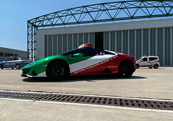 Samochód bezpieczeństwa Lamborghini jadący po torze wyścigowym podczas imprezy Bologna Motor Valley