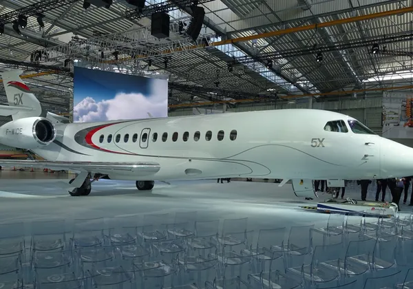Dassault Falcon 5X Businessjet wird während einer Rollout-Veranstaltung in einem Hangar ausgestellt.