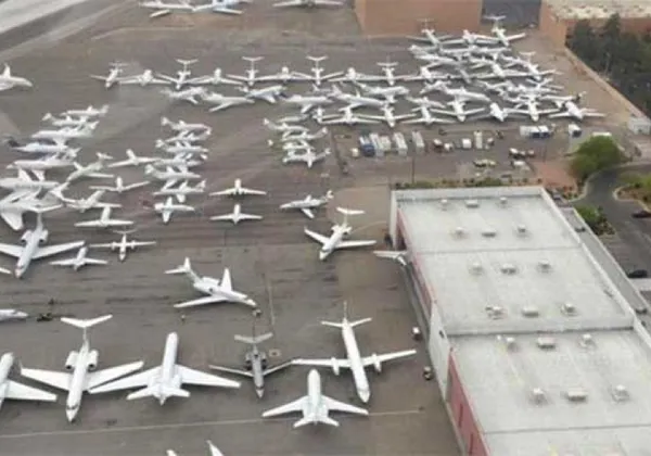 Widok z lotu ptaka na dziesiątki prywatnych odrzutowców zaparkowanych na płycie lotniska