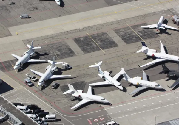 Widok z lotu ptaka na liczne prywatne odrzutowce zaparkowane na płycie lotniska