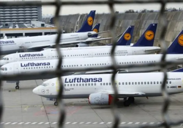 Wiele samolotów Lufthansy zaparkowanych na lotnisku za płotem podczas strajku pilotów