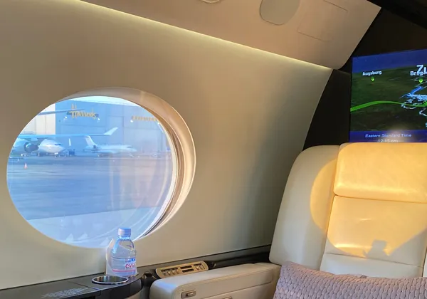 Szeroka kabina odrzutowca Gulfstream z panoramicznym oknem i wpadającym światłem