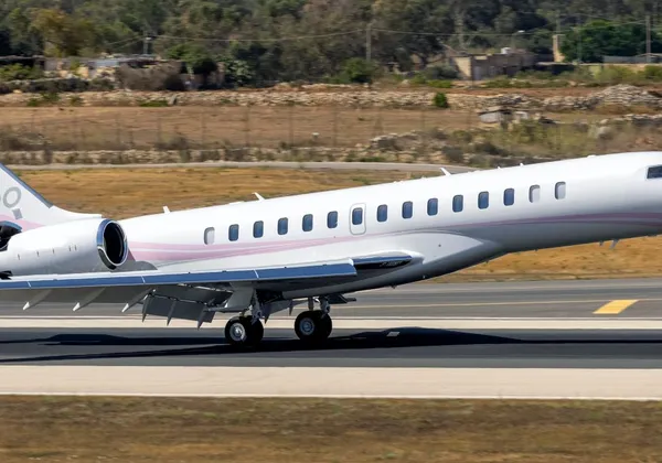 Bombardier Global 7500 Businessjet hebt von einer Startbahn ab