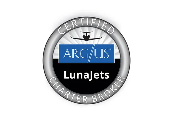 Odznaka certyfikowanego brokera czarterowego ARGUS ze złotym i niebieskim okrągłym emblematem