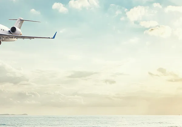 Prywatny odrzutowiec przelatujący nad wyspami oceanicznymi i turkusowymi wodami