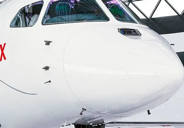 Közelkép a Dassault Falcon 6X orráról és pilótafülke-ablakairól