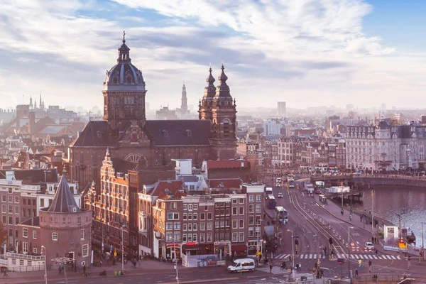Ámsterdam con la Basílica de San Nicolás y sus alrededores con circulación y gente caminando