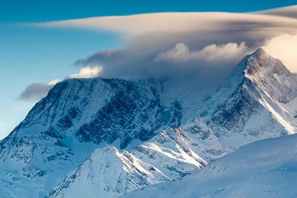 Une montagne ensoleillée avec un nuage au-dessus à Aspen, Colorado, États-Unis