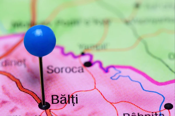 Épingle bleue marquant Balti sur une carte colorée montrant les routes et les limites régionales en Moldavie
