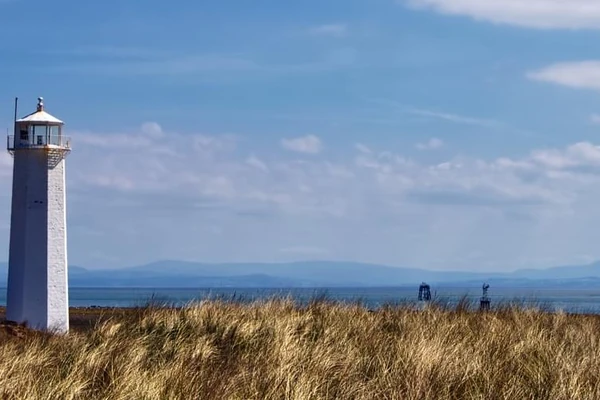 El faro de Walney en la costa de Cumbria en el Reino Unido