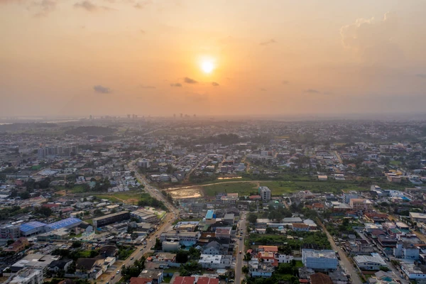 Veduta aerea di Brazzaville della città tentacolare con strade e case
