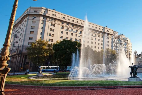 Piazza con una bella fontana e un edificio amministrativo sul retro a Buenos Aires in Argentina