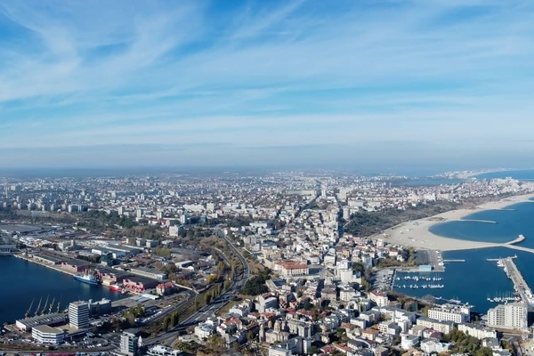 Vue aérienne de la côte de Tel Aviv avec la mer Méditerranée, l'horizon urbain et les plages de sable sous un ciel bleu